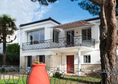 Maison royannaise aux lignes courbes : chaleur et héritage