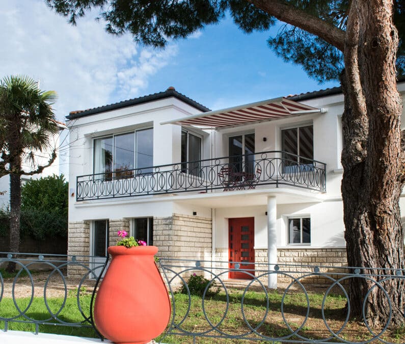 Maison royannaise aux lignes courbes : chaleur et héritage